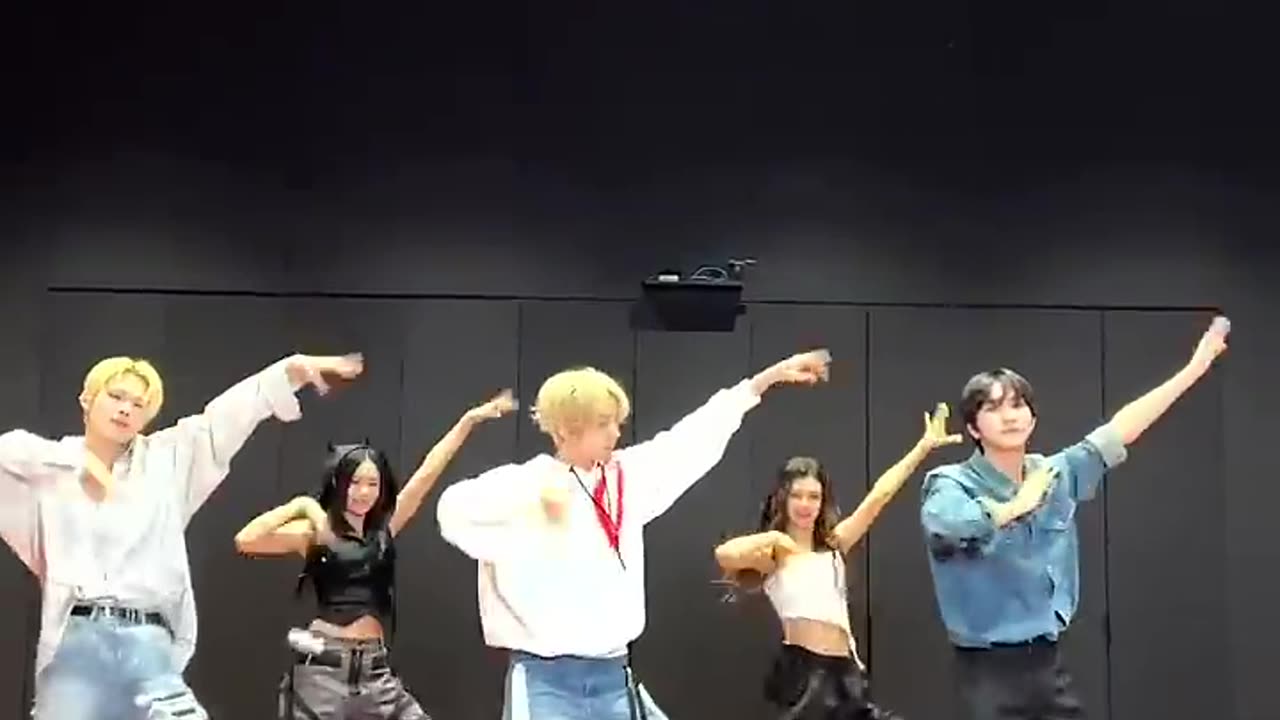 NewJeans_SuperShy