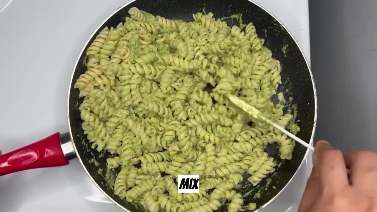 Easy and healthy broccoli pesto pasta