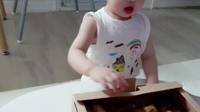 Korean Baby's Response to Chicken