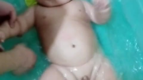 Baby taking a bath(☆▽☆)