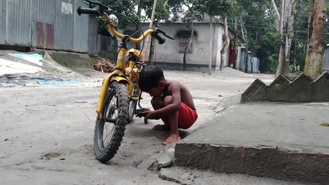 ছেলেটি গাড়িটা নষ্ট হয়ে গেছে। সে বুঝতাইছে না কিভাবে এটা ঠিক করবে।