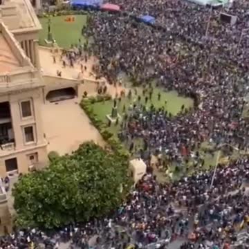 Sri Lankan Palace in Columbo Overrun by Citizens