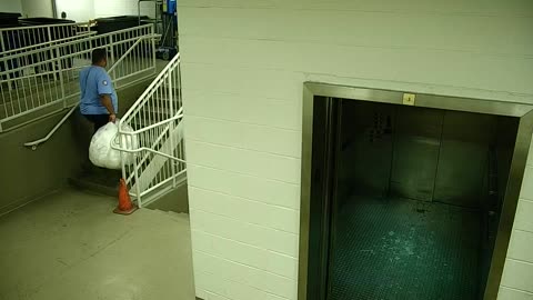 7110CVCULElevator#3Lobby_2021-01-06_08h00min01s217ms.mp4
