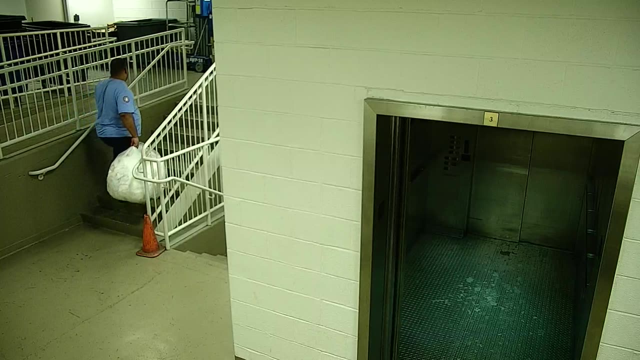 7110CVCULElevator#3Lobby_2021-01-06_08h00min01s217ms.mp4