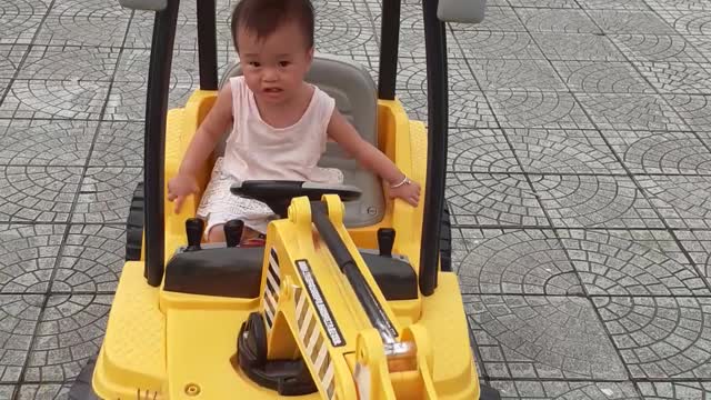 Baby girl learn drav