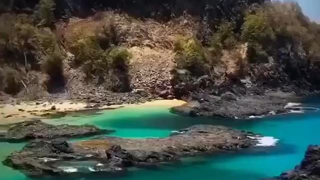 The mountains and water are too beautiful to be true.