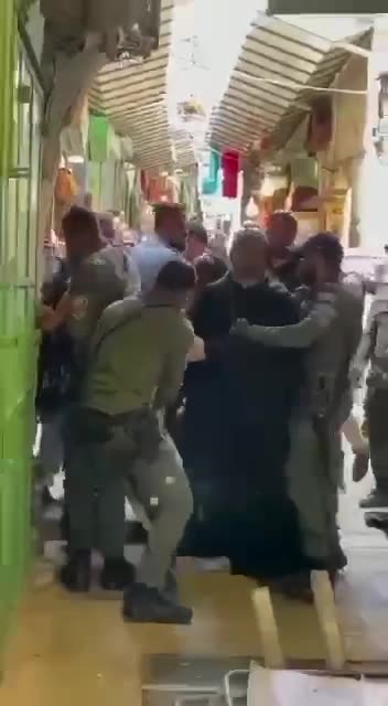 ►❎❗️⚠❗️◾️ Israeli security thugs beat Arab Christians/Orthodox Priest in a market