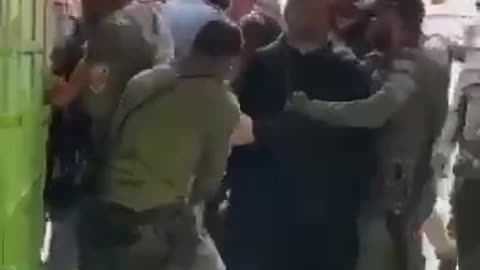 ►❎❗️⚠❗️◾️ Israeli security thugs beat Arab Christians/Orthodox Priest in a market