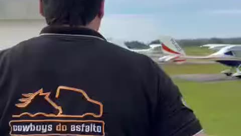 Como as faixas de propagandas são conectadas ao avião em voô