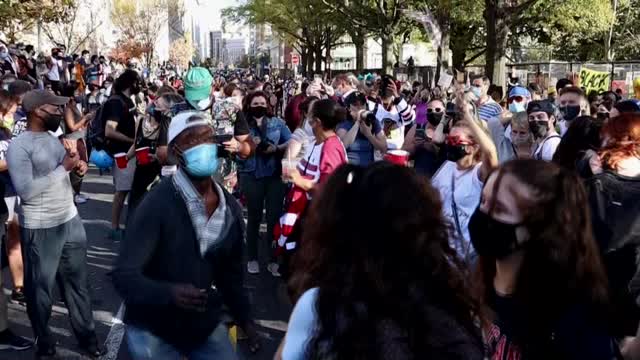 Miles de personas celebran la derrota de Trump en Washington