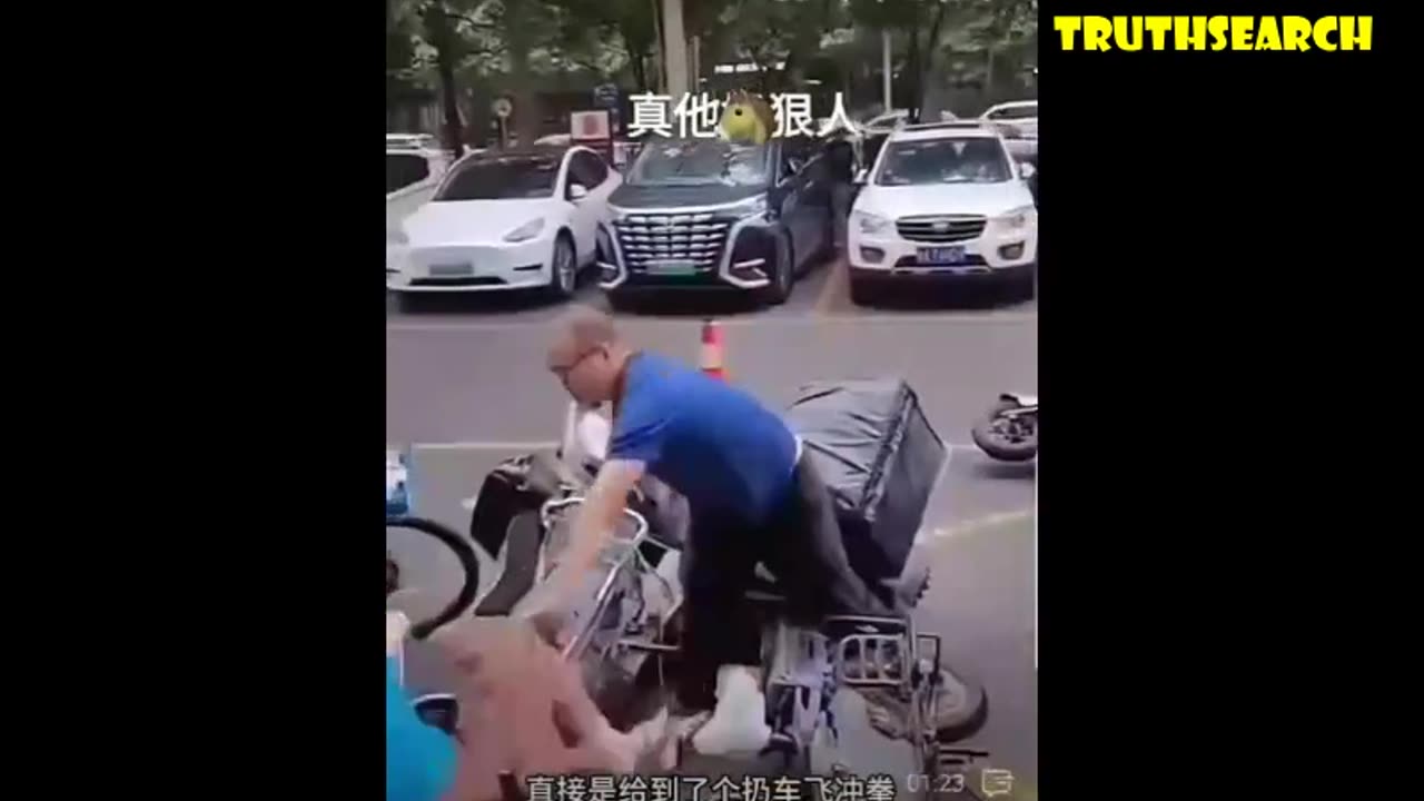 Delivery driver delivers Kung Fu punches in China