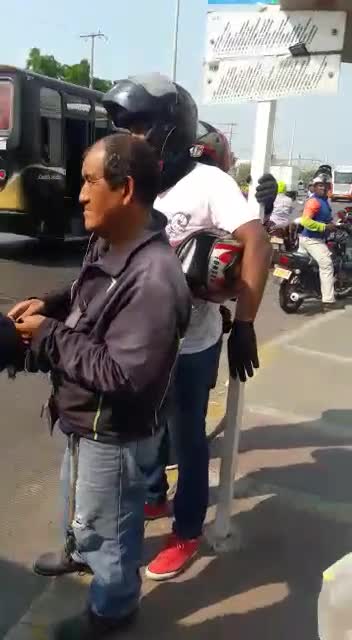 Conductor de Transcaribe habla por celular