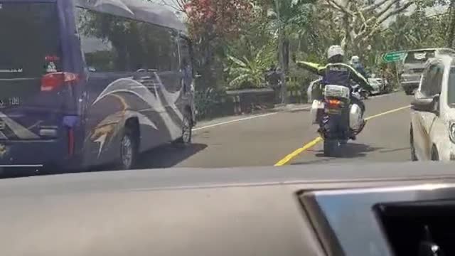Great action of a policeman to accompany important officials on the highway