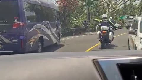 Great action of a policeman to accompany important officials on the highway