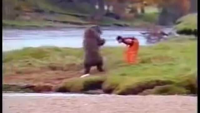 Guy Fights A BEAR :)