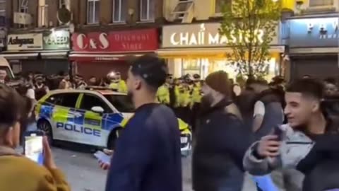 Islamic crowd in London throws objects and forces British police to retreat. In UK