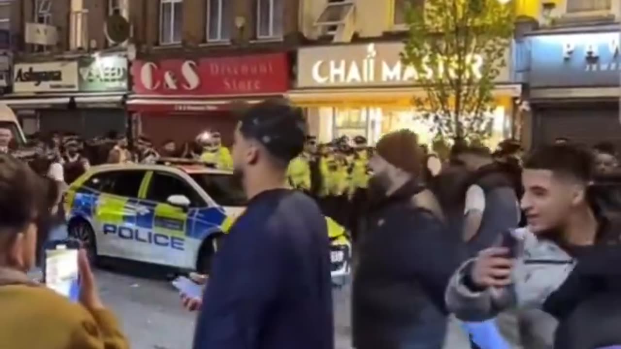 Islamic crowd in London throws objects and forces British police to retreat. In UK