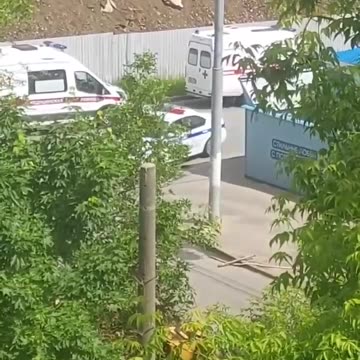 ❗️Graphic footage: Masked Moscow assassin hunts down man in broad daylight