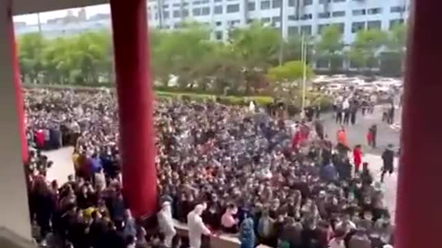 🚨 Huge protests erupting in Shanghai, China against lockdowns ⚡