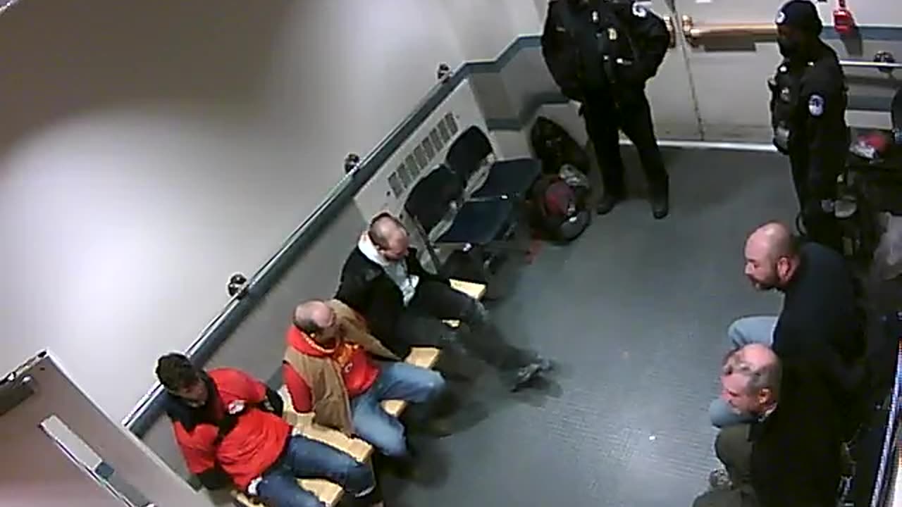 1657HQOB02PrisonerProcessingLobby_2021-01-06_18h40min00s797ms.mp4