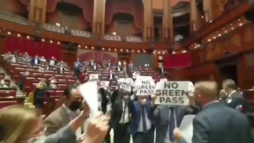 Italie 🇮🇹 - Les députés en révolte contre le pass-sanitaire occupent le Parlement