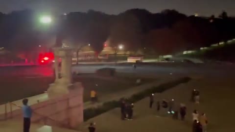Washington DC: Man found at Reflecting Pool on The Mall near Lincoln Memorial with gunshot to head.