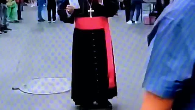 Sacerdote denunciando al Papa Francisco