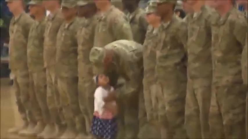 Girl recognizes her father among soldiers and breaks military protocol