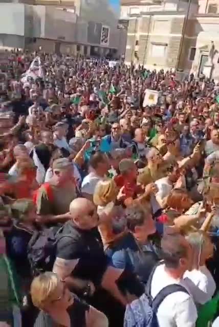 Italy: Protests erupt against vaccine mandates that will take effect Oct. 15(October 9, 2021)