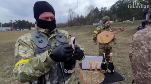 Ukrainian reservists marry in military fatigues at Kyiv checkpoint