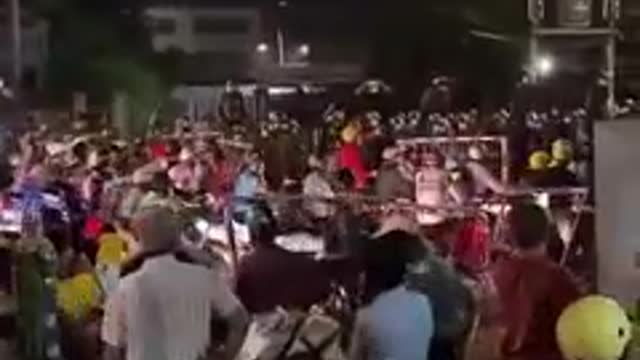 Dân phá rào về quê 1/10/2021