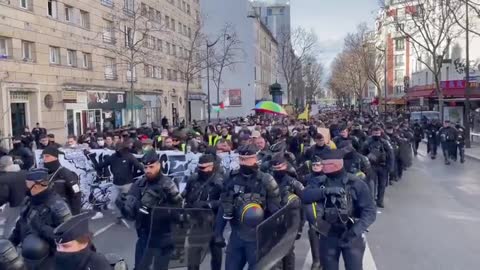 For The 32nd Saturday In A Row, Parisians Took To Streets & Cops Joined Them