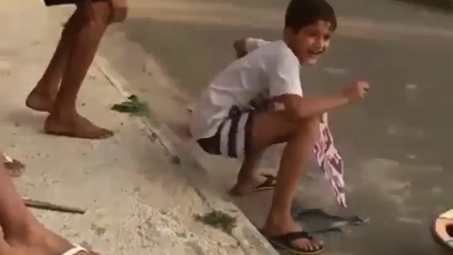 Be careful when u walk😂😂