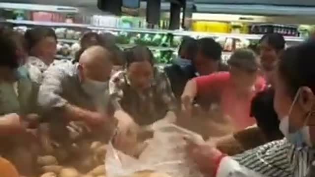 People rushing to do panic buying before fully lockdown in China