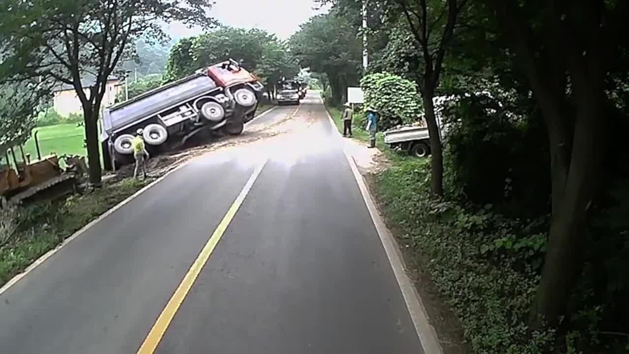 Truck Back Flip Due to Over Load