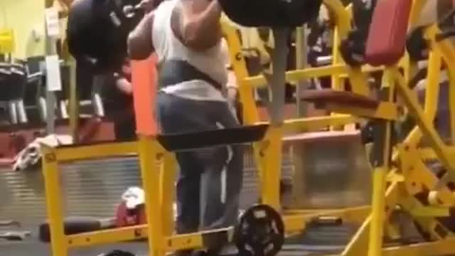 Man failed to lift massive weight - Epic GYM Fail #8