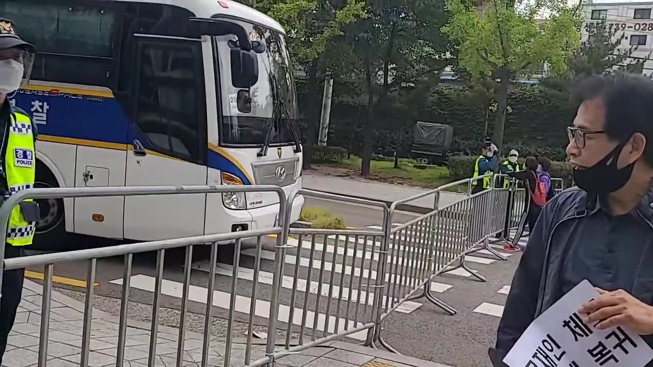 20201006_V3_S01(tECZUINg3xs)시민의 통행을 막고, 마스크 때문에 숨이 막혀 죽겠어! 이게 중공의 공안통치야!