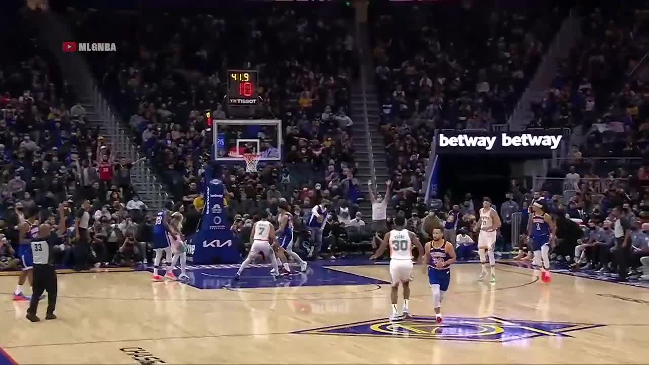 Steph Curry was 0-9 FG, shot this from deep and didn’t watch the ball go in 👌