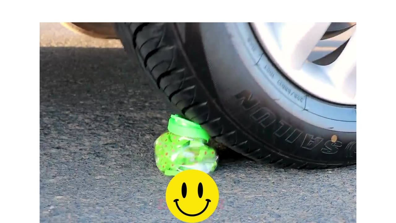 Aplastando Cosas Crujientes con el Coche | Experimento: 250 Globos de Agua VS Rueda de Coche