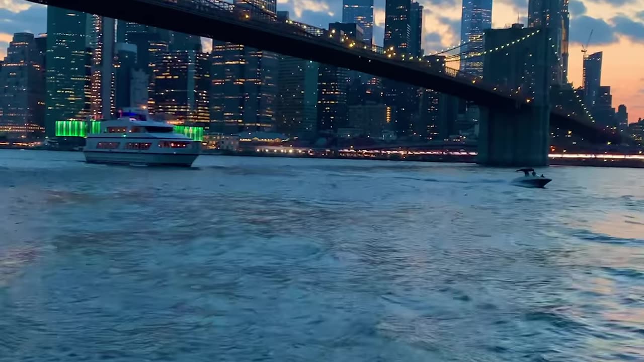 Chasing the sunset in New York city ✨️ Brooklyn Bridge