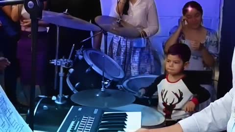 NINO 3 AÑOS TOCANDO SU PRIMERA CANCION