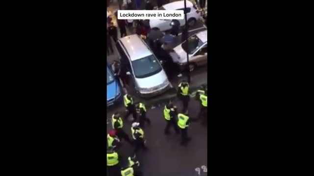 UK Police Pushed Back By Anti-Lockdown Protesters