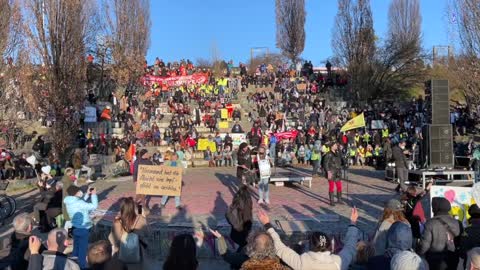 Berlin: Der Demonstrationszug zieht durch die Straßen 12-03-2022