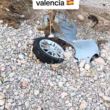 Coches Sepultados por la DANA: Escenas de Desesperación y Cuerpos Olvidados