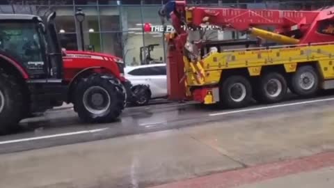 Tow trucks in Ottawa instead of towing any trucks away, they're joining the convoy for freedom!