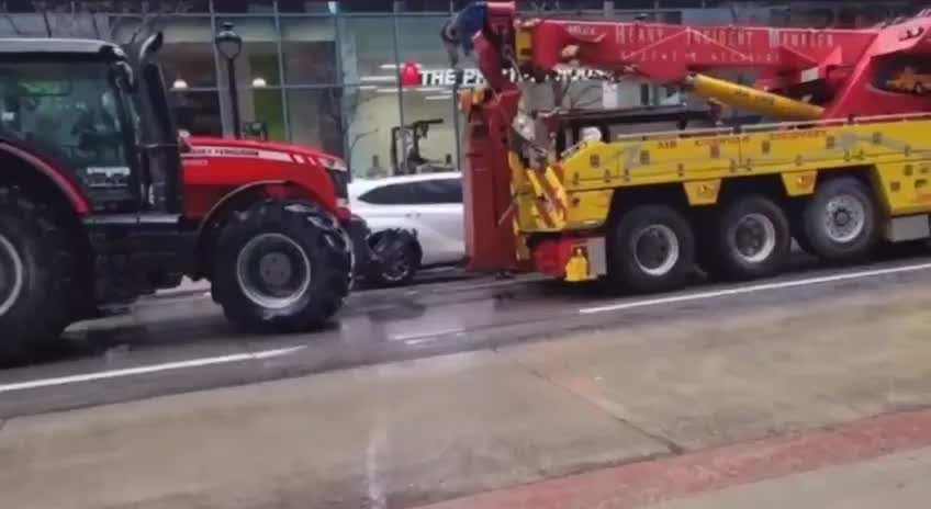 Tow trucks in Ottawa instead of towing any trucks away, they're joining the convoy for freedom!