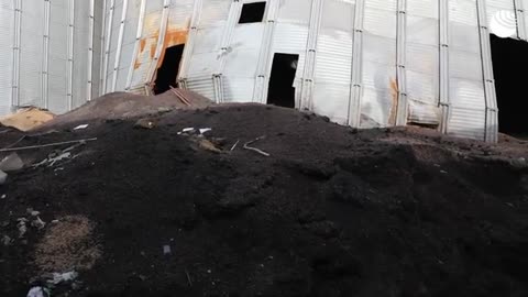 Militanti ucronazi distruggono deposito grano a Mariupol