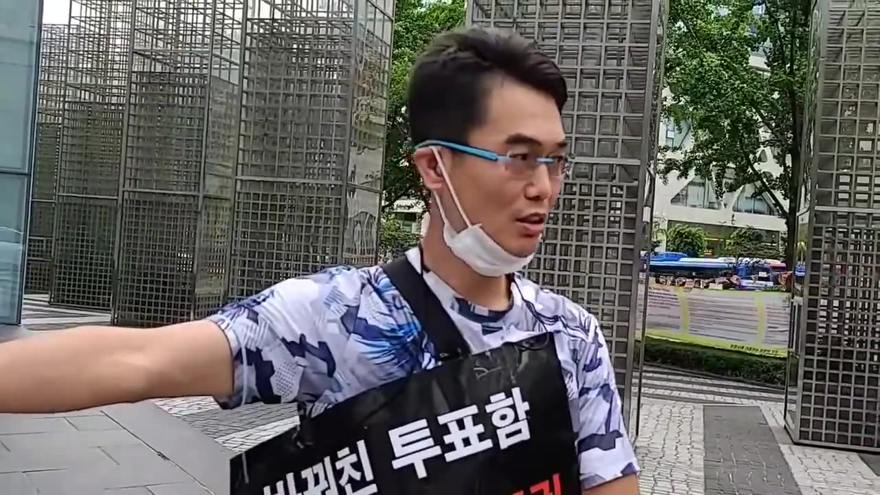 20200723_V3_S02(l7KCQ-O6Kt4)아이를 데리고 블랙시위에 참석하여 행동과 실천을 강조하는 분당에서 오신 임금님