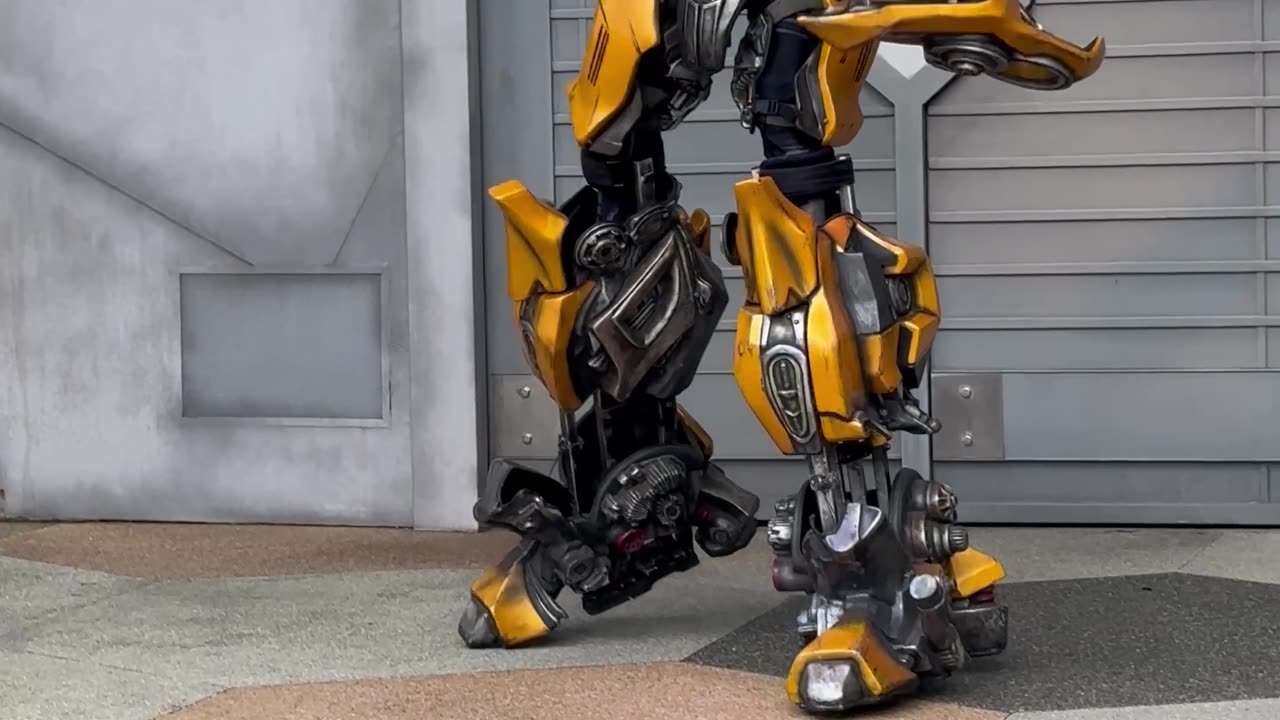 Bumblebee ready to attack