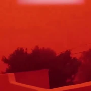 Una tormenta de arena tiñe de rojo Libia.